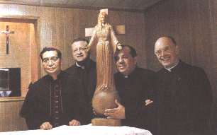 Akita (Japán) -1978. június 9: StefanoGobbi atya, Püspök atya és másik két Pap a szoborral, amely több mint százszor könnyezett.