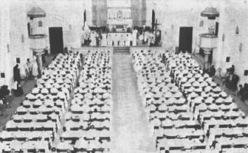 2.	FATIMA (Portugália) – 1979. július 1-7: lelkigyakorlat 450 pappal 35 országból. Szentmise ünnepélyes bemutatásának pillanata, melyet StefanoGobbi atya és két érsek vezet.