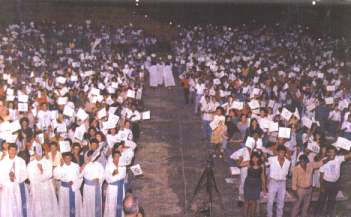 JAURU (Mt – Brazília) –1991. március: cönákulum  a MPM 5.000 fiataljával, akik Jauru 48 plébániai közösségeikből jöttek. Ünnepélyes szentségi körmenet pillanata.