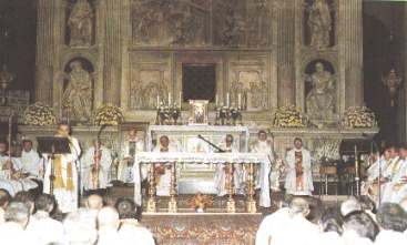 LORETO (AN – Olaszország) -1985. június 5: Szentház Bazilikája: tartományközi cönákulum 200 pappal és körülbelül 5.000 hívővel. Ünnepélyes szentségi koncelebráció, melyet Opilio Rossi Bíboros vezetett.