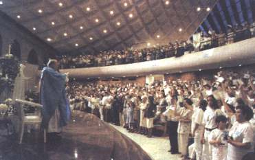 MARACAIBO (Venezuela) – 1997. február 14: Cönákulum Szent Tarzicius templomban, ahol a Segédpüspök mutatta be a szentmisét több tíz pappaé és több ezer hívővel.