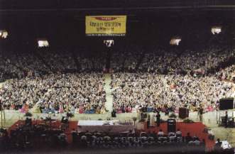 Seoul (Korea) – 1996. október 22: Cönákulum a városstadionban 50.000 hívővel