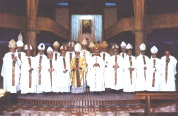 SAN MARINOI KÖZTÁRSASÁG – 1995. július 1: StefanoGobbi atya Bíborossal, Apostoli Nunciussal és Püspökökkel, akik részt vettek a cönákulum formájában tartott lelkigyakorlaton.